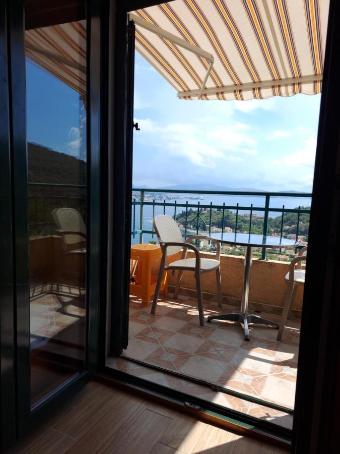 Holiday Home Sunny Hill คาเมนาริ ภายนอก รูปภาพ