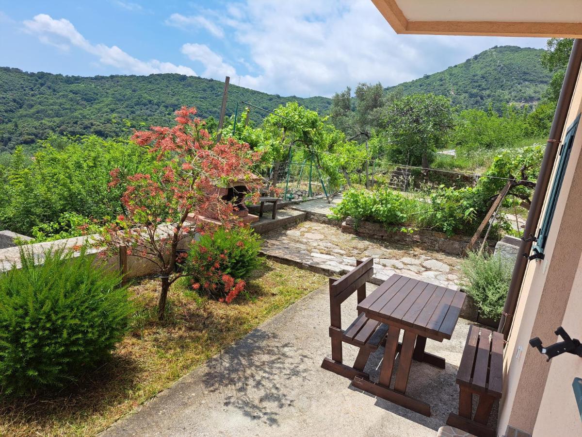 Holiday Home Sunny Hill คาเมนาริ ภายนอก รูปภาพ