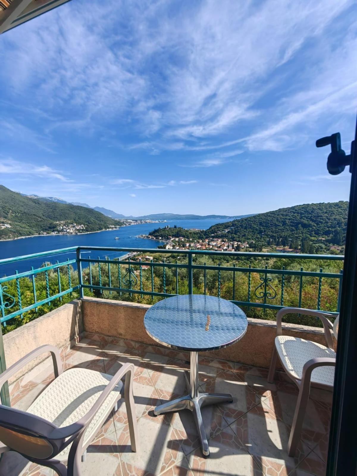 Holiday Home Sunny Hill คาเมนาริ ภายนอก รูปภาพ