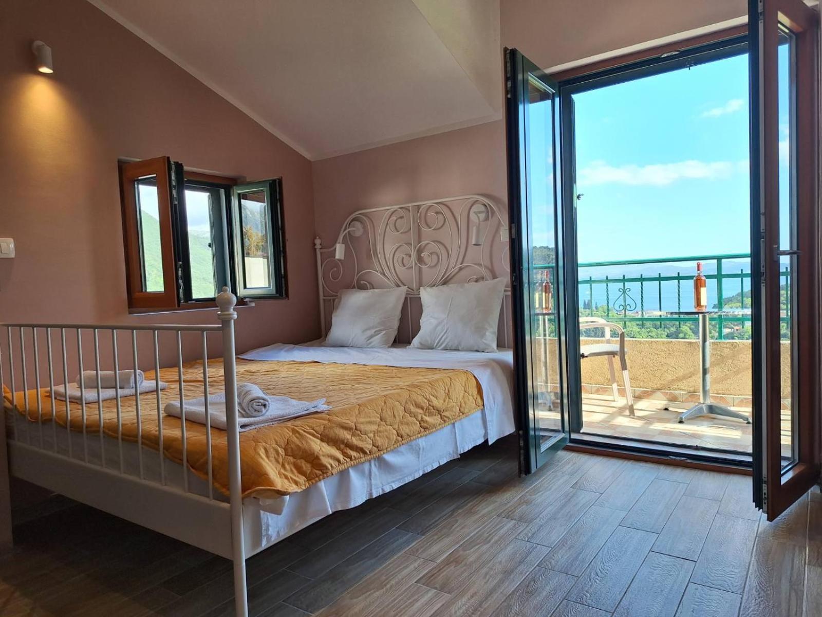 Holiday Home Sunny Hill คาเมนาริ ภายนอก รูปภาพ