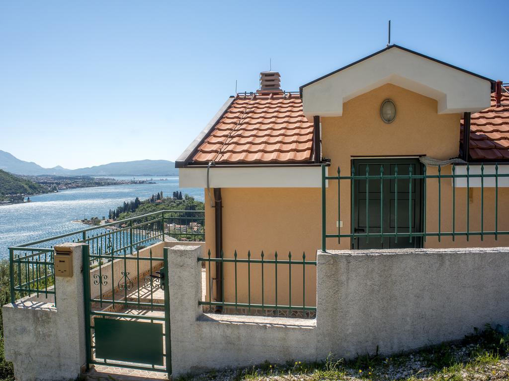 Holiday Home Sunny Hill คาเมนาริ ภายนอก รูปภาพ